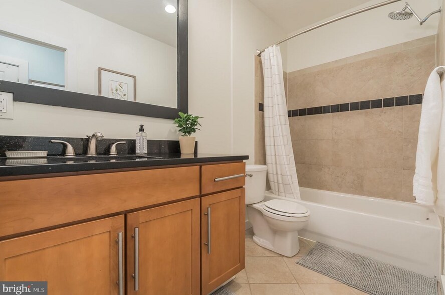 Building Photo - 302 Todd Pl NE