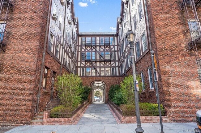 Building Photo - 26 East Pkwy