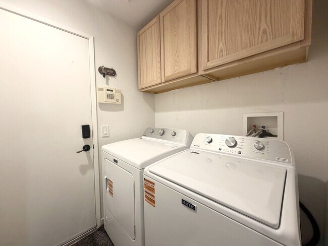 Building Photo - AVAILABLE NOW!! GORGEOUS 4 Bedroom 2 Bathroom Home in La Quinta.