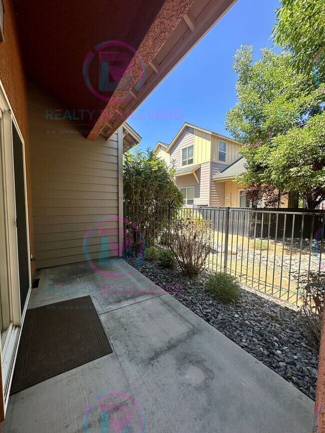 Building Photo - 3 Bedroom 2.5 Bathroom + Loft & 2 Car gara...