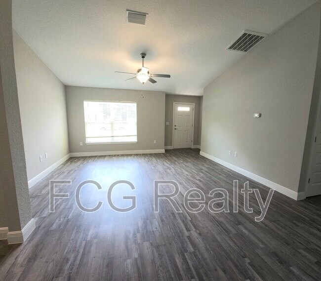 Building Photo - 9 Larch Dr