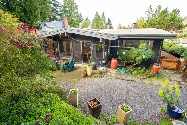 Building Photo - Magnolia 4 bedroom, 3 bathroom