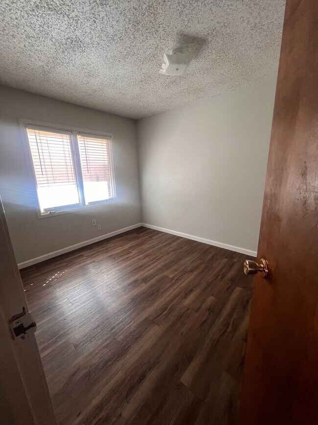 Building Photo - BACK ON THE MARKET!!!  Large Ranch Style R...