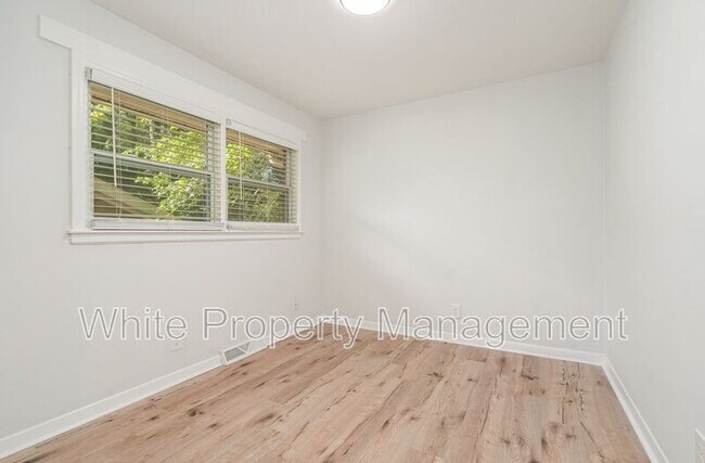Building Photo - 602 Camrose Dr