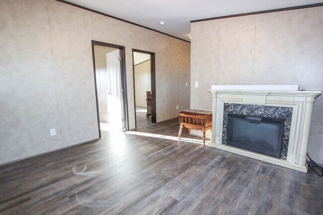 Building Photo - 3 bedroom 2 Bathroom - Horse Property