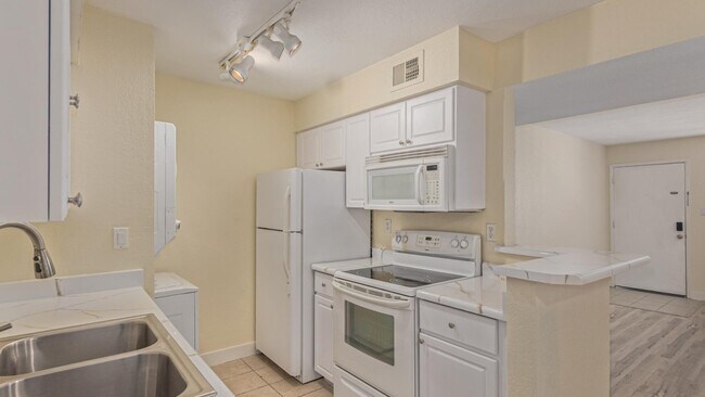 Building Photo - 5995 N 78th St