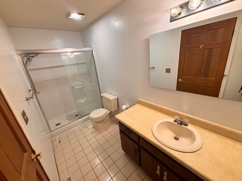 Building Photo - 710 S Shore Ct