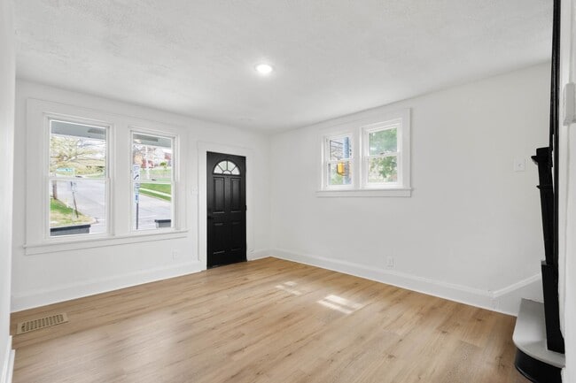 Building Photo - 2 BEDROOM END UNIT IN THE HEART OF DORMONT...