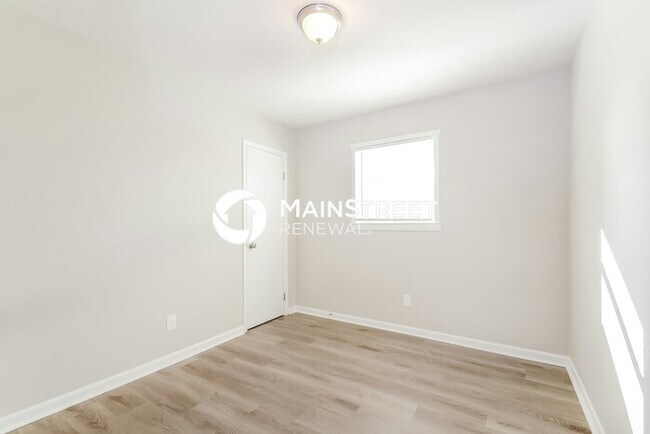 Building Photo - 4 Bedroom Pet-Friendly Home in Birmingham, AL with Main Street Renewal