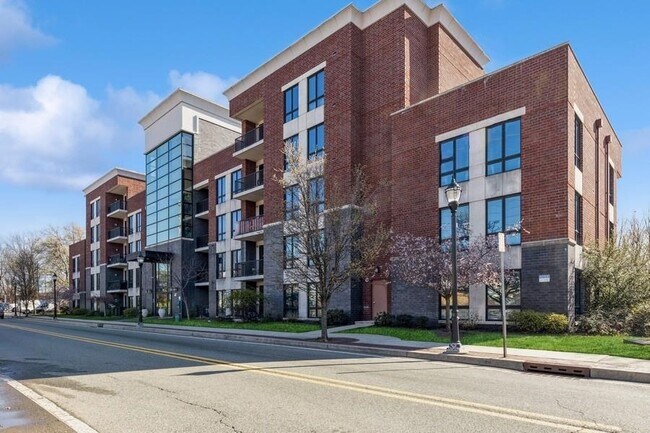 Building Photo - 17 Meadow Rd