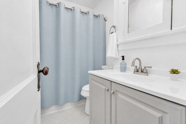 Building Photo - Furnished 7-Bedroom, 4-Bath Whole House in North Buffalo