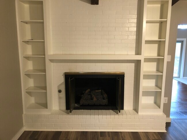 Fireplace - 9633 Chukar Cir