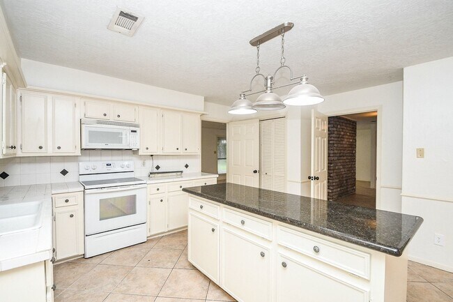 Building Photo - 6702 Spring Leaf Dr