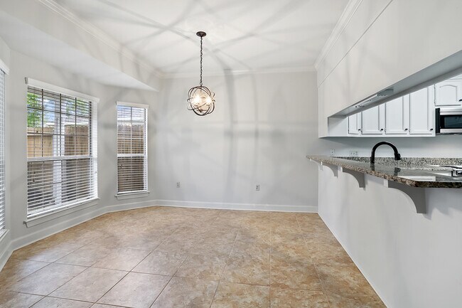 Building Photo - 10735 Erin Vale Ave