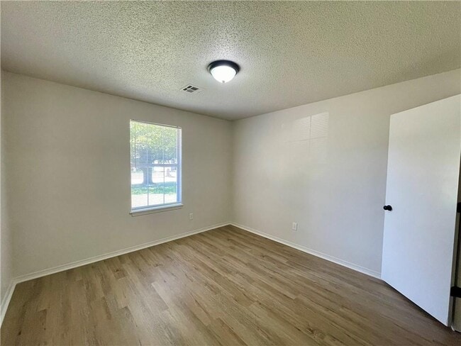 Building Photo - 947 Merry Ln