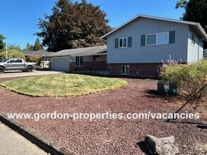 Building Photo - SE Molt St - Milwaukie mid-century split l...