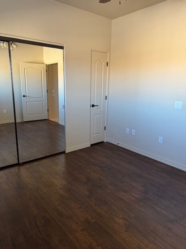 Building Photo - Condo in Gated Community!