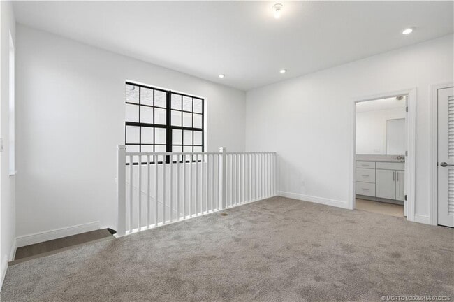 Building Photo - 870 SW Newfield Ave