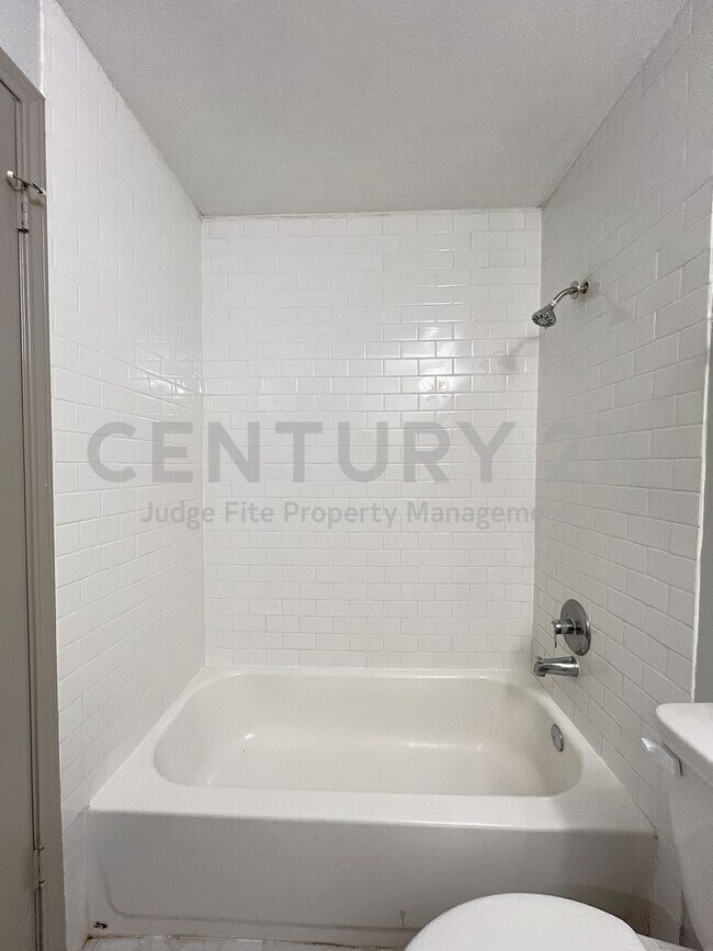 Building Photo - Ground-Level 1/1 Open Condo in Dallas!