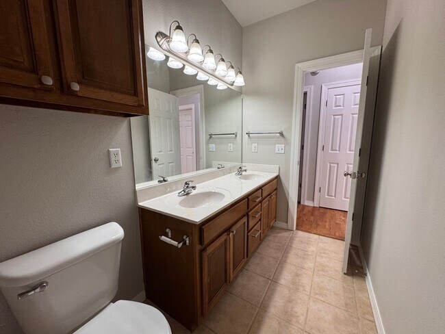 Building Photo - Immaculete 4 bedroom 2 bath in Jenks!