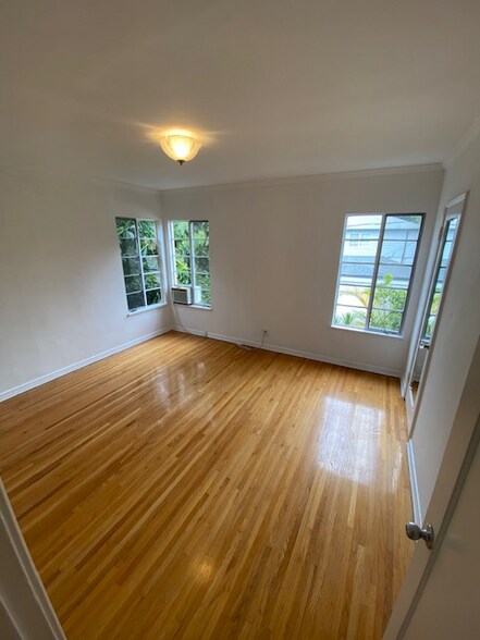 Building Photo - 124 Sweetzer Ave