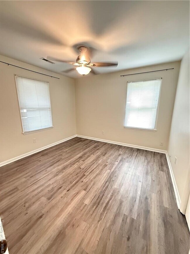 Building Photo - 105 Lewis Cir