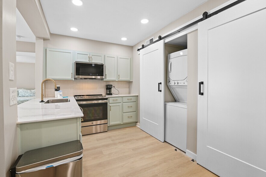 Building Photo - 9661 Shore Dr