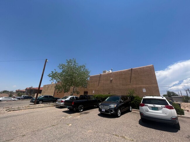 Building Photo - 1932 Buena Vista Dr SE