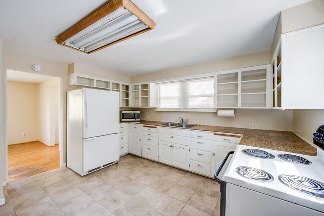 Building Photo - Charming College Hill Gem – Your Perfect Student Home!