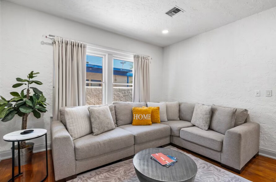 Spacious living room - 311 N 3rd Ave