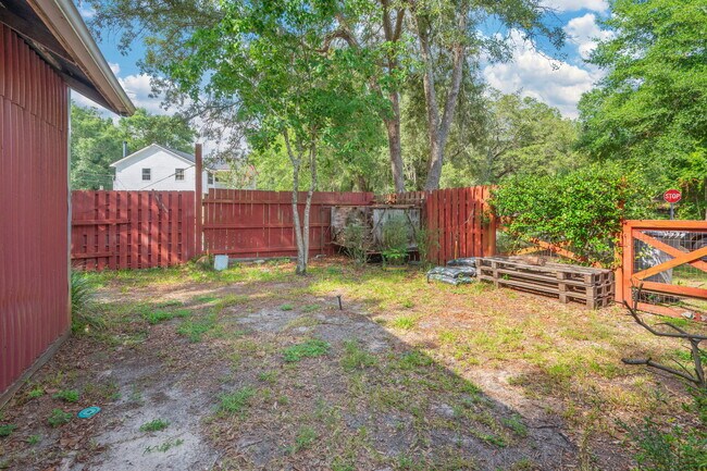 Building Photo - 3101 Lynn Dr