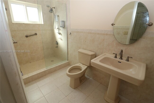 Building Photo - 230 SW 30th Ave