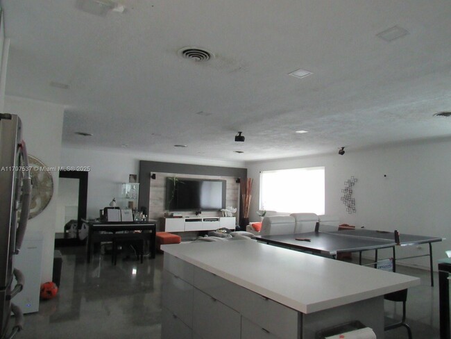 Building Photo - 1601 N Yale Dr
