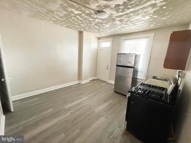 Building Photo - 1736 Darley Ave