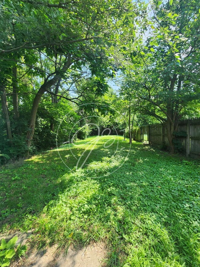 Building Photo - 3 bed 1 bath ready to call home