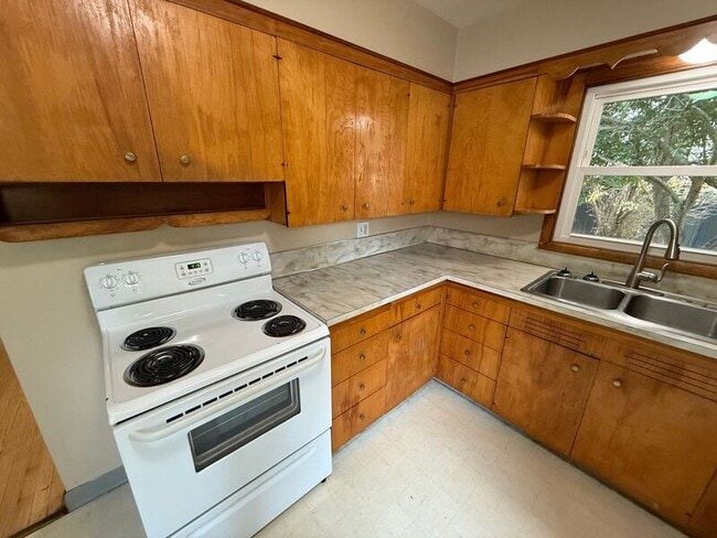 Building Photo - 595 18th St NE