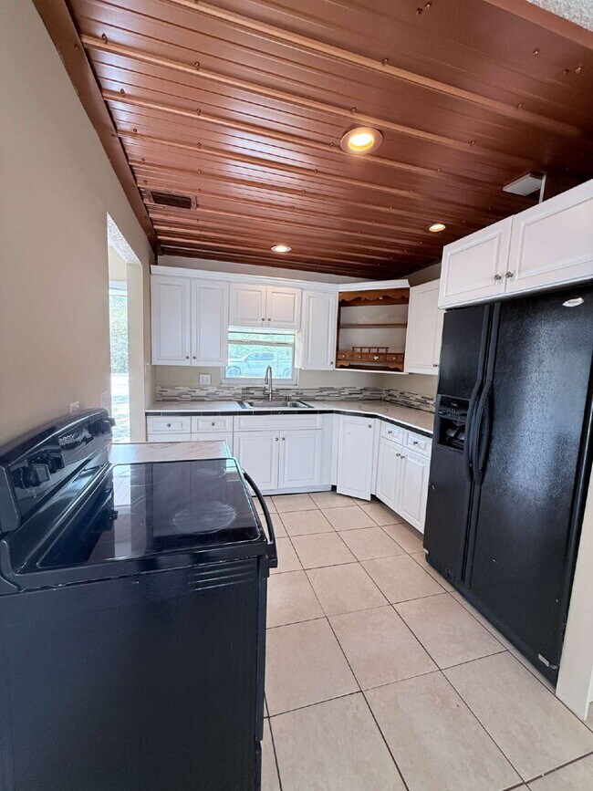 Building Photo - 2-Bedroom and 2-Bathroom