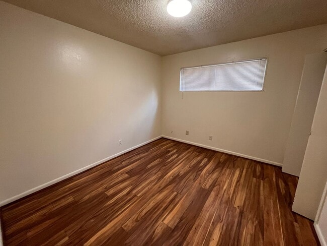 Building Photo - Pet Friendly property!