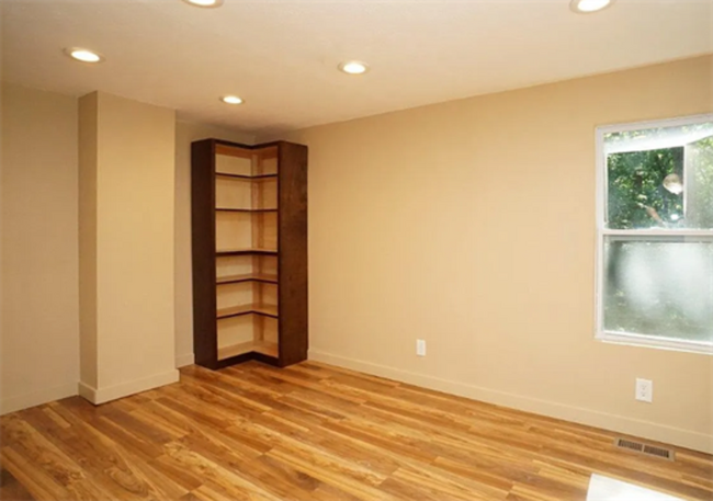 Building Photo - 541 W Belmont Ave