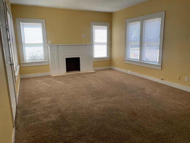 Building Photo - Two Bedroom Two Bathroom Home w/ a BONUS Room