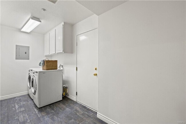 Building Photo - RECENTLY RENOVATED 3 BED, 3 BATH CONDO! $4,500 (OAK CREEK-IRVINE)