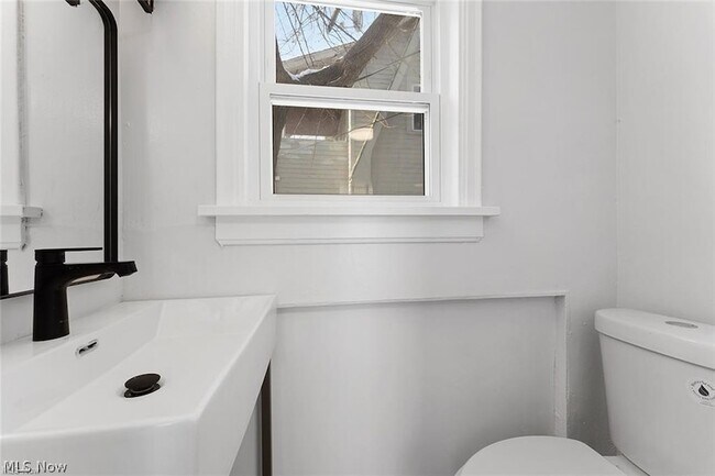 Building Photo - 3406 Henderson Rd