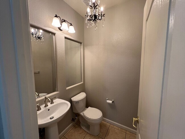 Building Photo - 4 bedrooms, an office and single-story home with a pool!!