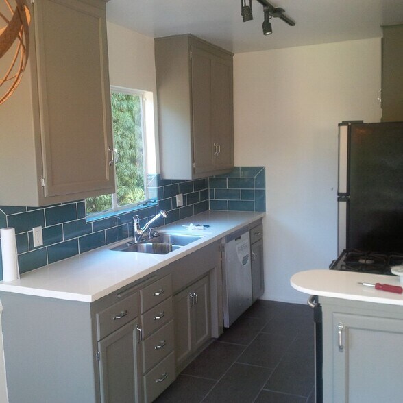 Kitchen - 809 N Las Palmas Ave