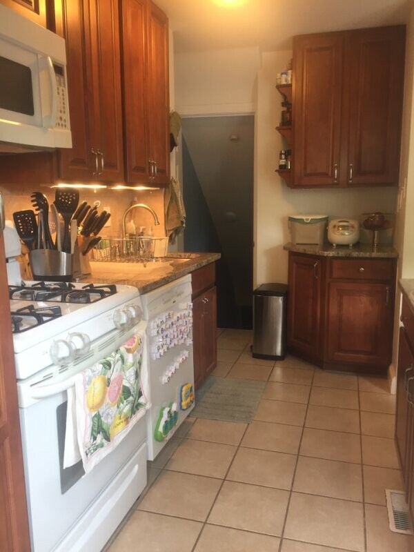 Building Photo - 529 E Nelson Ave