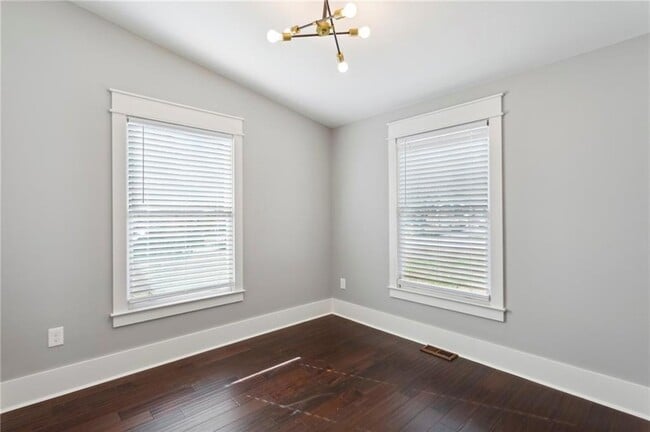 Building Photo - 3258 Highland Dr SE