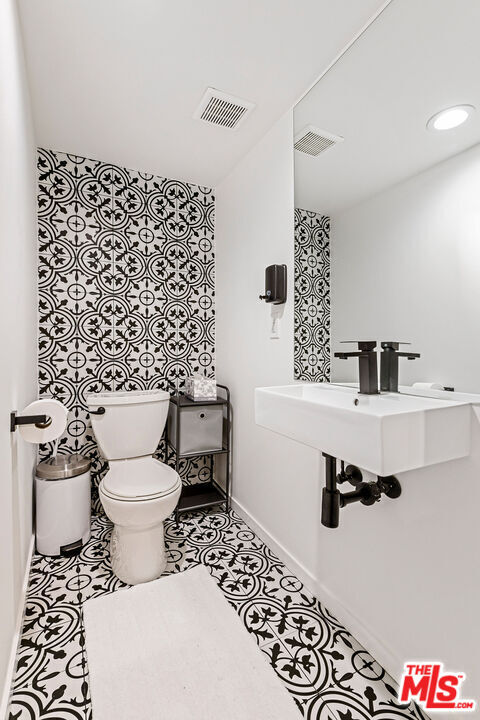 Building Photo - 717 Huntley Dr