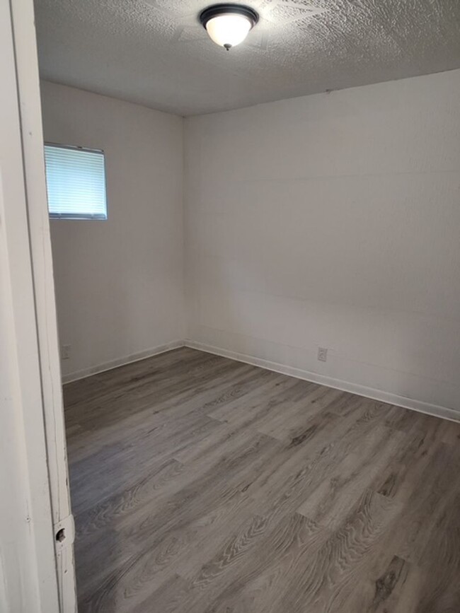 Building Photo - 2 bedroom 1 bath apartment Maryville ( Blo...