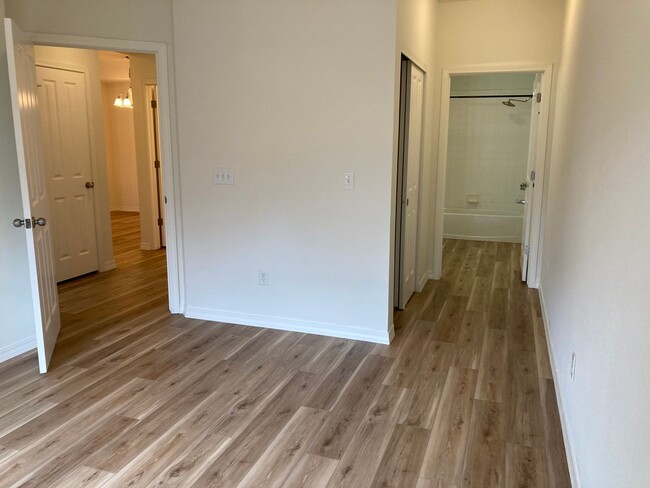 Building Photo - Stunning Modern 2 Bedroom Townhome