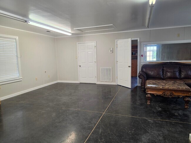 Building Photo - 162 Buford Rd W